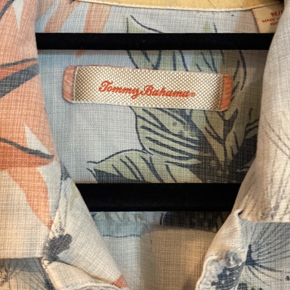 Tommy Bahamas m button up silk - Picture 2 of 3